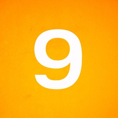 Beyaz stenciled dokuz numaralı sarı duvar üzerinde kapat