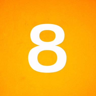 Beyaz stenciled sekiz numaraya sarı duvar üzerinde kapat