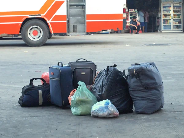 Bagage som består av stora resväskor ryggsäckar och väska — Stockfoto