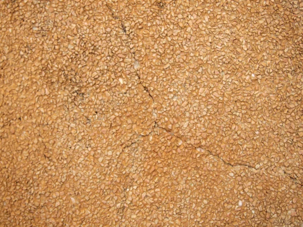 Vecchia asfalto bagnato usurato e incrinato con crepe — Foto Stock