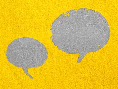 Sarı çimento duvarında sohbet