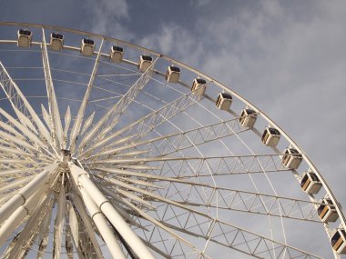 Mavi gökyüzüne karşı dönme dolap