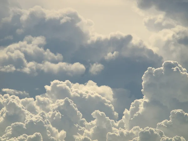 Blauer Himmel und schöne Wolken — Stockfoto