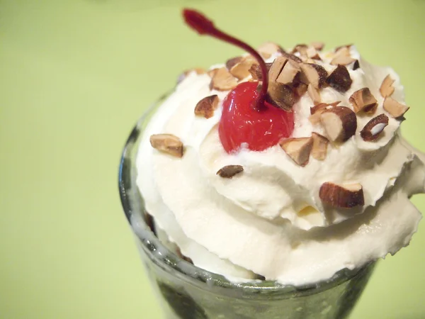 아이스크림과 휘 핑된 크림 — 스톡 사진