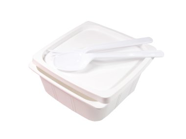 Beyaz arka plan üzerinde izole plastik gıda kutusu