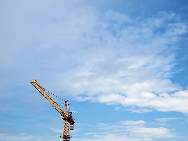 Industriellt landskap med tranor på den blå himlen — Stockfoto
