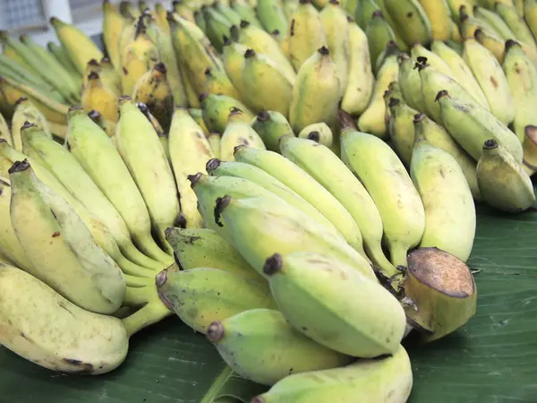 Um bando de bananas maduras num mercado de rua — Fotografia de Stock