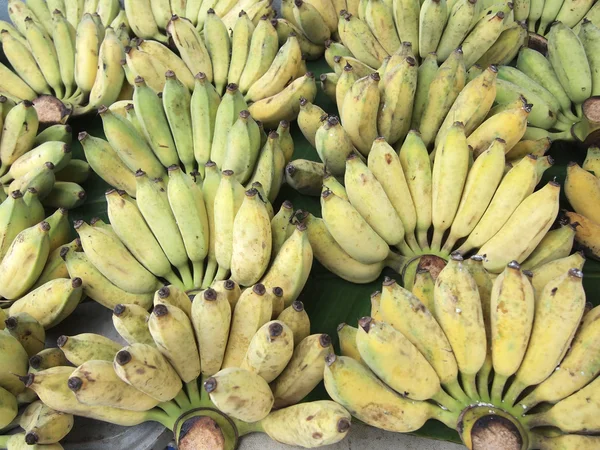 Um bando de bananas maduras num mercado de rua — Fotografia de Stock