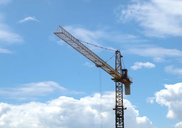 Industrial lansekap dengan derek di langit biru — Stok Foto
