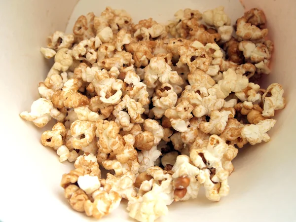 Pop corn au sirop de caramel dans la boîte en papier — Photo