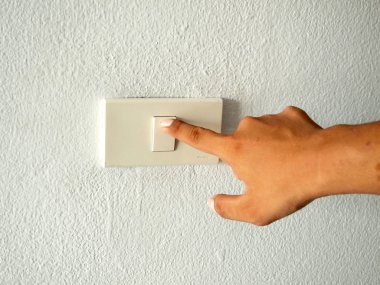 ışık anahtarı üzerinde parmak ile el