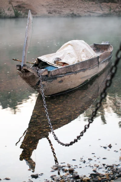 Empty old wooden boat on the waves close up — Stock Photo, Image