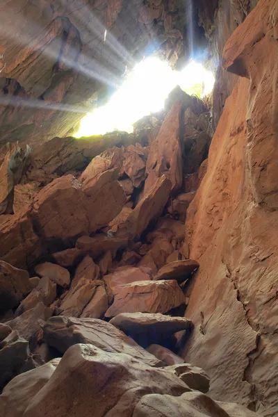 Feixe solar na caverna — Fotografia de Stock