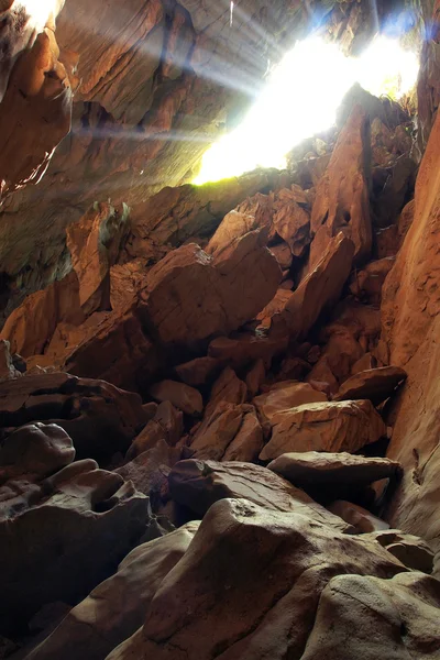 洞窟の中で太陽の光 — ストック写真