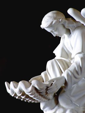 siyah üzerine izole bir melek heykeli