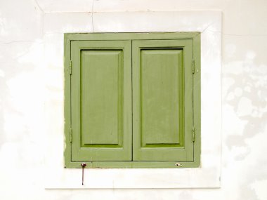 bir duvar ile ahşap pencere