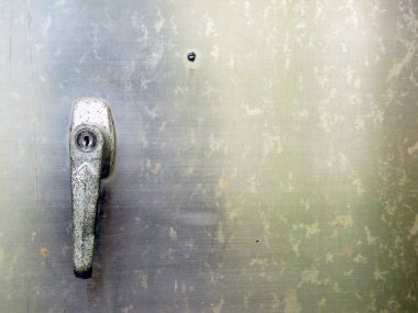 paslı kapı kapı kolu ile