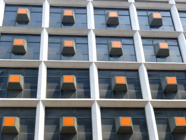 As janelas do edifício de escritórios — Fotografia de Stock