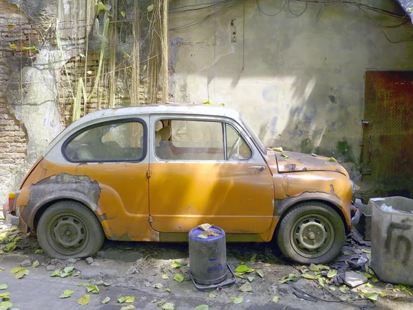 Antiguo coche vintage abandonado —  Fotos de Stock