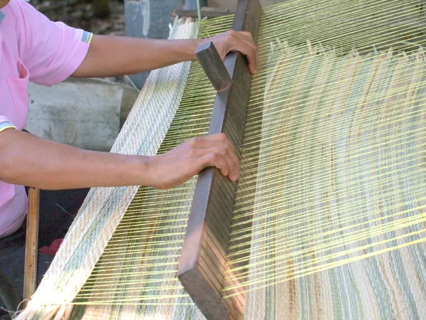 Thai woman hands weaving reed mat — Stock Photo, Image