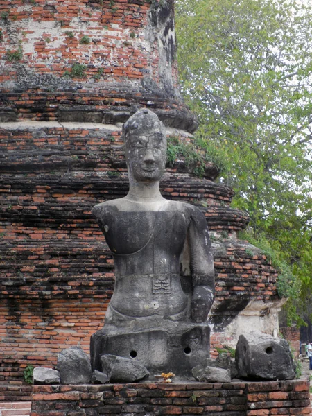 AYUTTHAYA, THAILAND APRIL 14: Buddha at Wat Chai Watthnaram on April 14 2012 in Ayutthaya, Thailand.Wat Chai Watthnaram the historic temple — стоковое фото