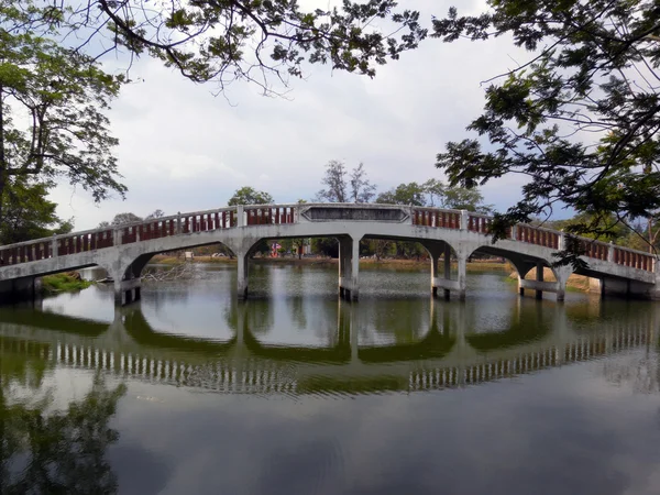 Ponte de pedra sobre o rio — Fotografia de Stock