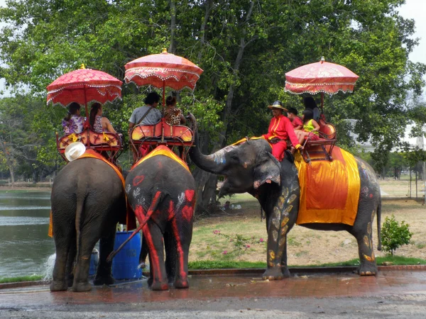Ayutthaya, thailand - 14 april: toeristen op een olifant rijden tour van de oude stad op 14 april 2012 in ayutthaya — Stockfoto
