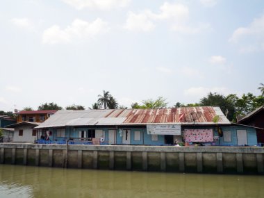 Tayland kanalları boyunca ahşap evler 