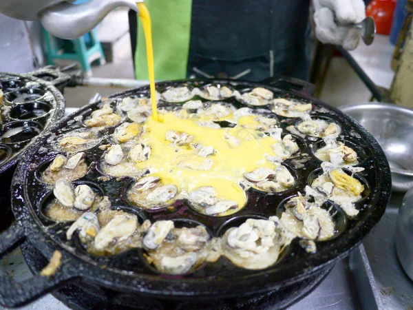 Panqueca de ostra frita Crisp em prato quente — Fotografia de Stock