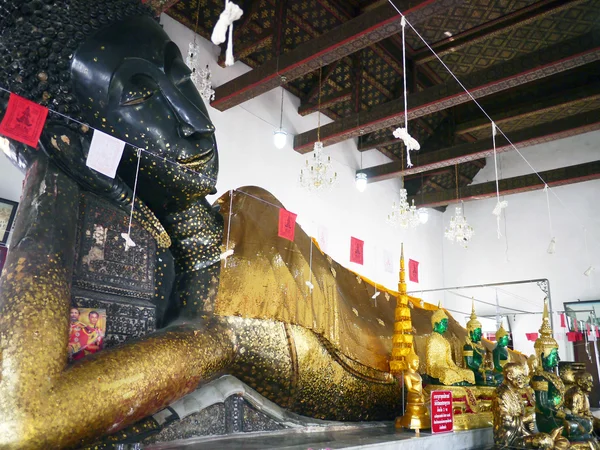 SAMUTPRAKRAN, TAILANDIA-11 DE FEBRERO: Buda reclinado en Prot Ket Chet tha Ram el 11 de febrero de 2012 en Sumutprakran —  Fotos de Stock