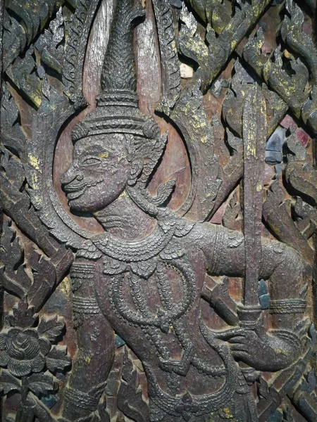 Buda talló madera en la puerta de la iglesia — Foto de Stock