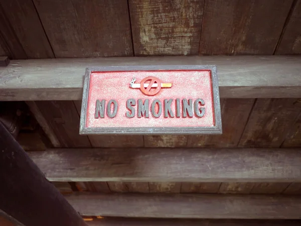Madeira sinal não fumar — Fotografia de Stock