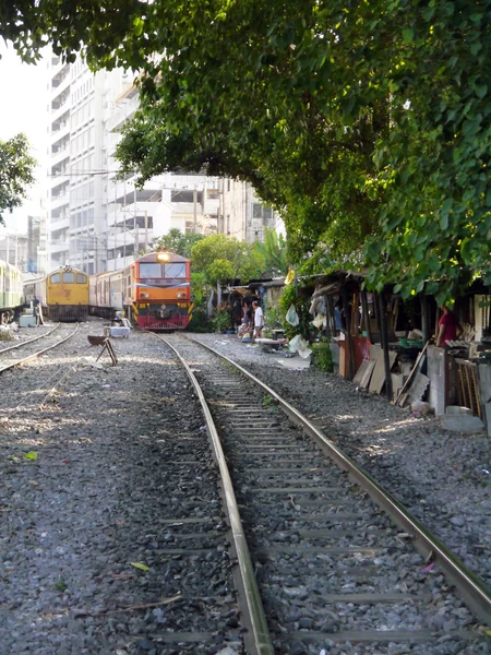 BANGKOK, THAILAND - MARCH 3: Train rides on railway in Bangkok, Thailand on March 3, 2012. — Stock Photo, Image