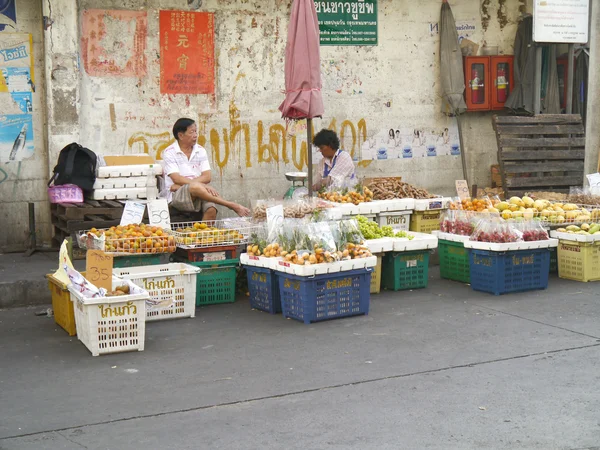 BANGKOK - 3 DE MARZO: Los vendedores ambulantes esperan a los clientes el 3 de marzo , — Foto de Stock