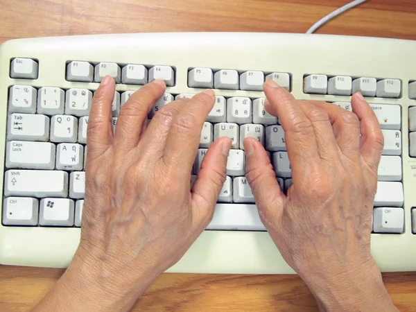 Pc 键盘上的双手 — 图库照片