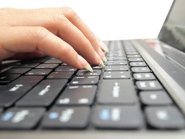 Ręce na klawiaturze laptopa — Zdjęcie stockowe