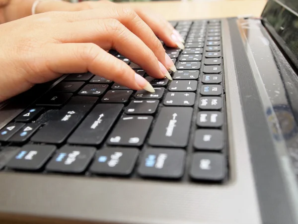 Händer på den bärbara tangentbordet — Stockfoto