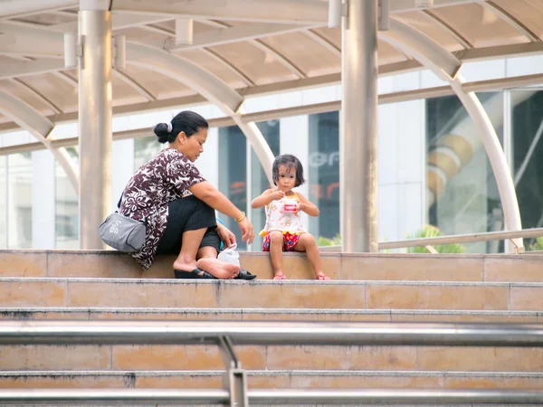 Bangkok - 3. března: sedí na skywalk, 3. března 2012 v Bangkoku, Thajsko. — Stock fotografie