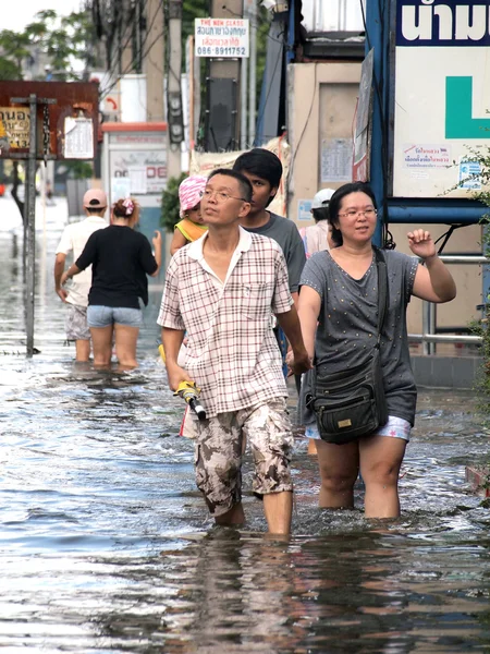 バンコク, タイ - 10 月 22 日: タイの洪水、タイの中央水の高いレベルが期待の間に当る最悪の 10 月に何十年も 22,2011 バンコク、タイの洪水. — ストック写真