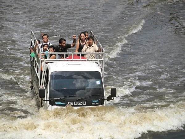 バンコク, タイ - 10 月 22 日: タイの洪水、タイの中央水の高いレベルが期待の間に当る最悪の 10 月に何十年も 22,2011 バンコク、タイの洪水. — ストック写真