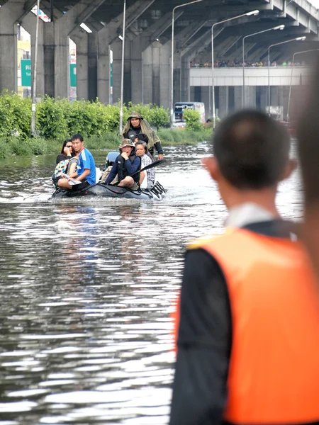 BANGKOK, THAILAND - OCTOBER 22 : Thai flood hits Central of Thailand, higher water levels expected, during the worst flooding in decades on October 22,2011 Bangkok, Thailand. — Stock Photo, Image