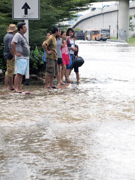 Bangkok, thailand - 22 oktober: Thaise overstroming hits midden van thailand, hogere waterstanden verwacht, tijdens de ergste overstromingen in decennia op oktober 22,2011 bangkok, thailand. — Stockfoto