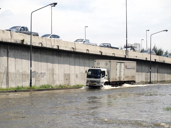 Bangkok, thailand - 22. oktober: thailändische flut trifft zentralthailand, höhere wasserstände erwartet, bei den schlimmsten überschwemmungen seit jahrzehnten am 22. oktober 2011 bangkok, thailand. — Stockfoto