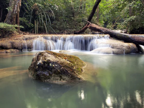 Vodopád v národním parku erawan, kanchanaburi, Thajsko — Stock fotografie