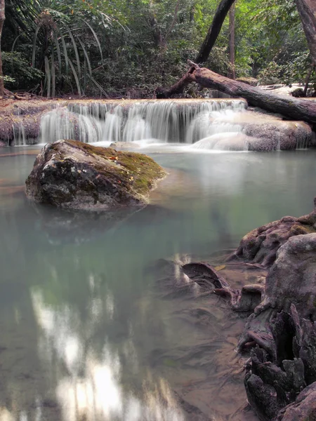 Cascada en el parque nacional de Erawan, Kanchanaburi, Tailandia — Foto de Stock