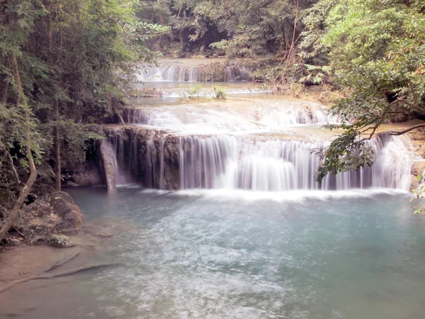 Cascata nel parco nazionale di Erawan, Kanchanaburi, Thailandia — Foto Stock