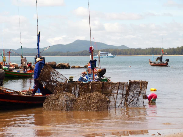 Chumphon Tajlandia 22 września: rybak carrys netto w jego łódź 22 września 2012 w Tajlandii chumphon. — Zdjęcie stockowe