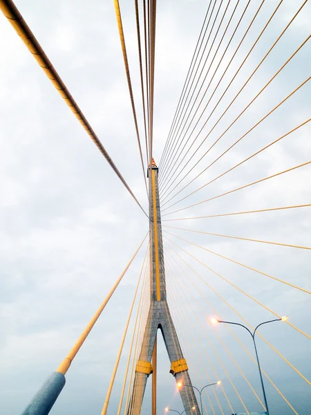 Il ponte Rama 8 la sera a Bangkok, Thailandia — Foto Stock