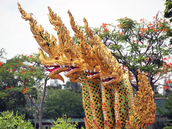 Naga standbeeld in tempel — Stockfoto