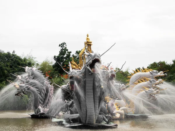 Naga besar memuntahkan air — Stok Foto